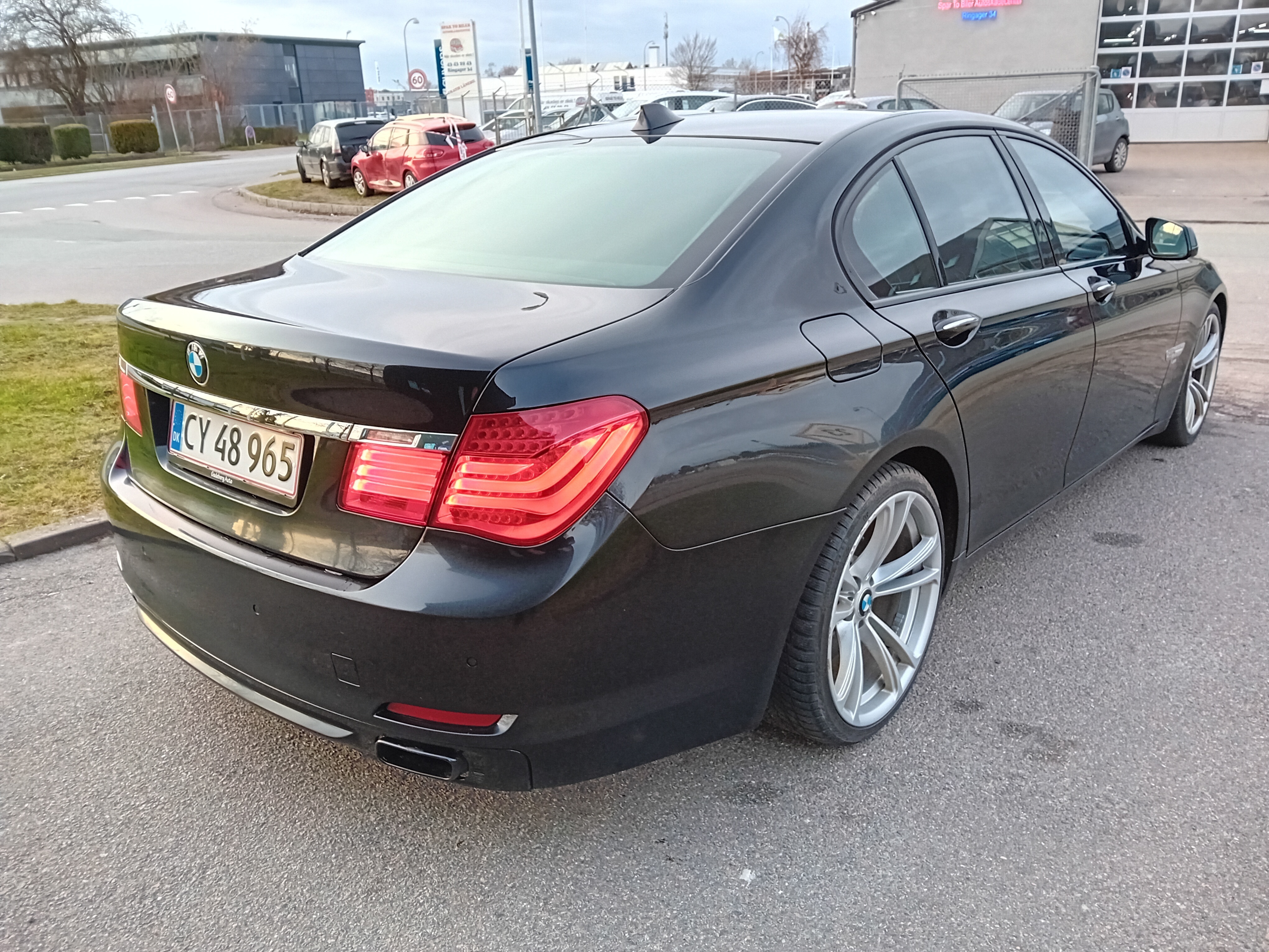 Sort BMW 740d fra 2011