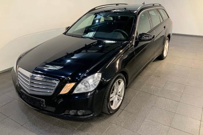 Sort Mercedes E200 fra 2011 set udefra