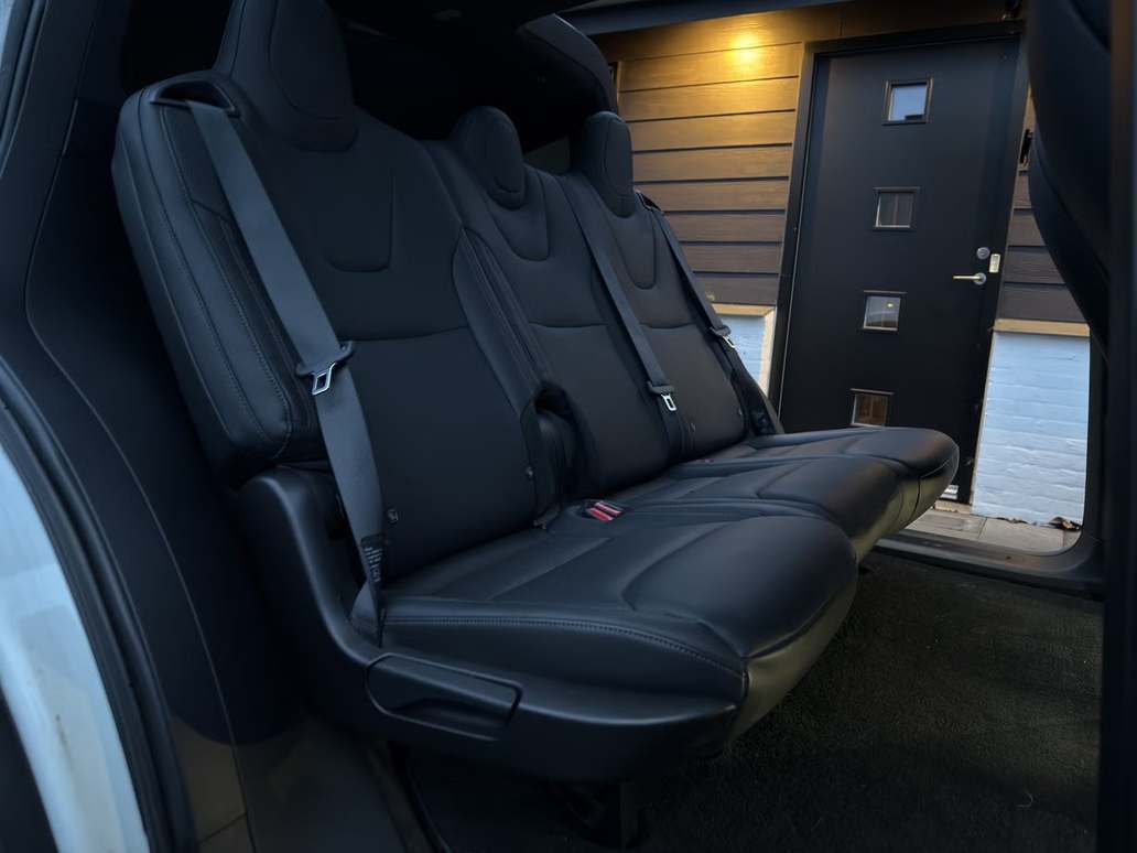 Hvid Tesla Model X fra 2025