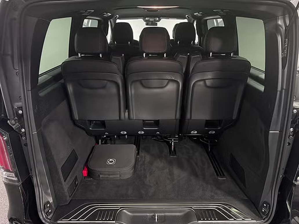 Sort Mercedes EQV 300 fra 2025