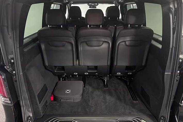 Sort Mercedes EQV 300 fra 2025