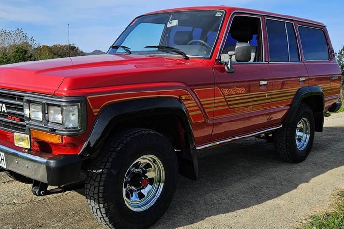 Rød Toyota Land Cruiser fra 1989