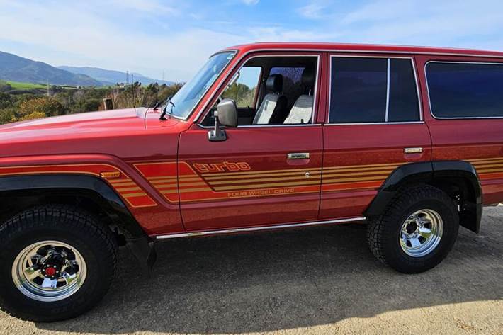 Rød Toyota Land Cruiser fra 1989