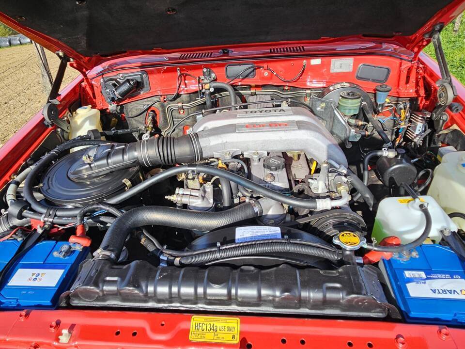 Rød Toyota Land Cruiser fra 1989