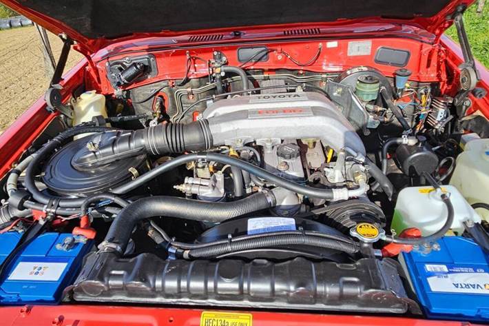 Rød Toyota Land Cruiser fra 1989