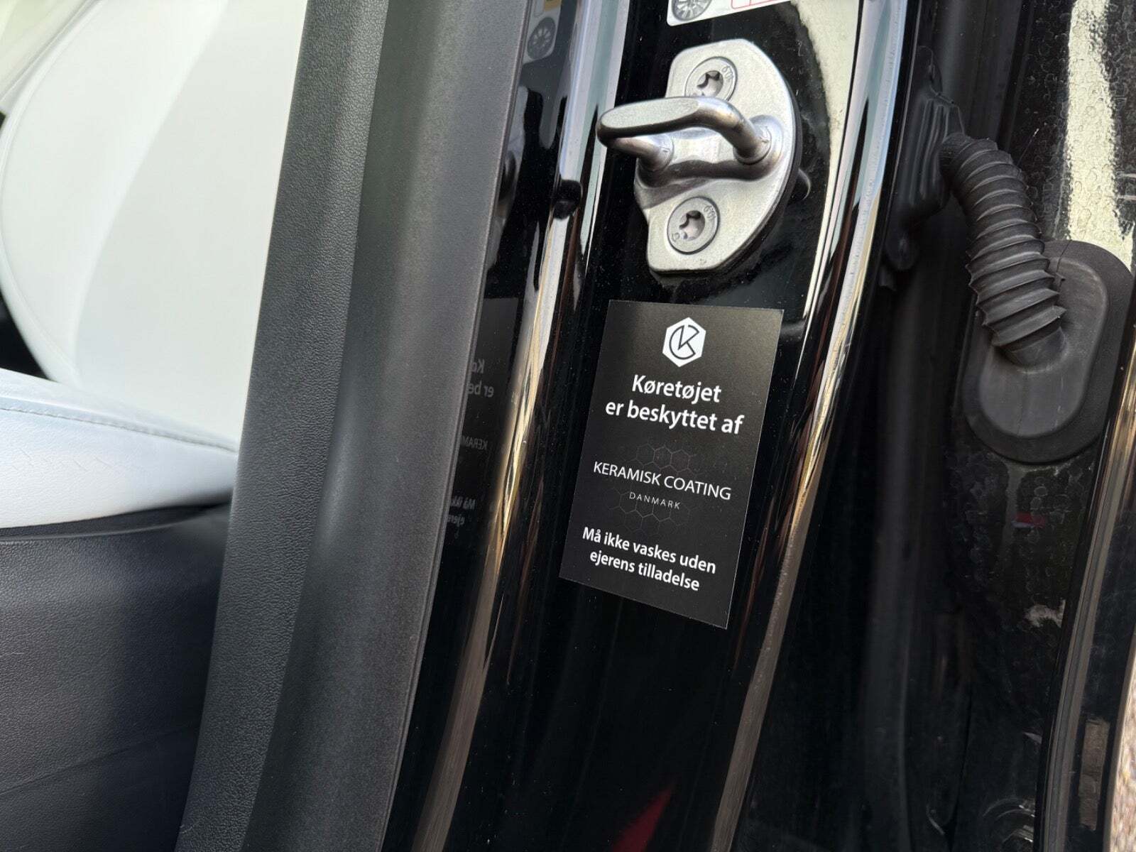 Sort Tesla Model Y fra 2021