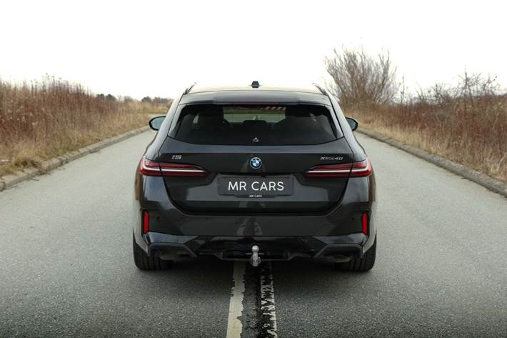 Grå BMW i5 fra 2025