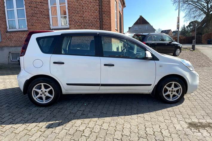 Hvid Nissan Note fra 2011