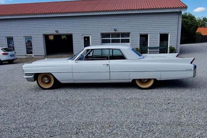 Hvid Cadillac Coupé DeVille fra 1963