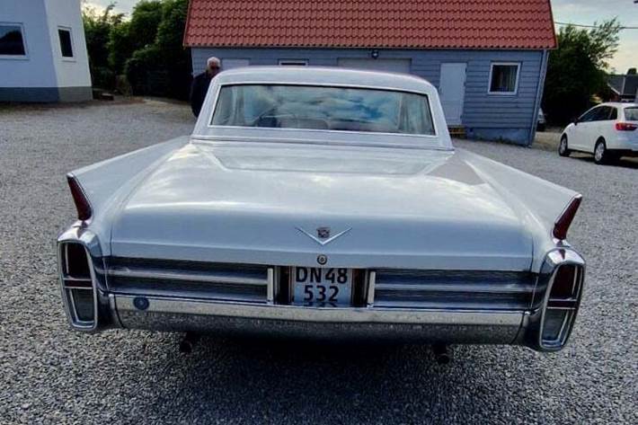 Hvid Cadillac Coupé DeVille fra 1963