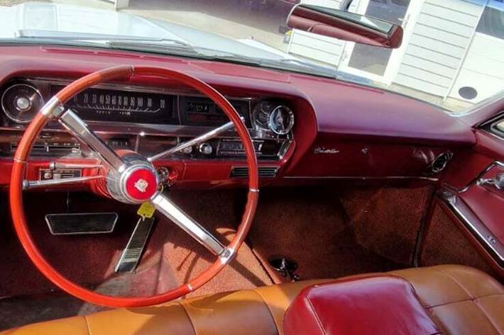 Hvid Cadillac Coupé DeVille fra 1963