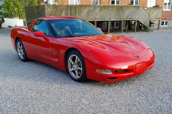Rød Chevrolet Corvette fra 1998