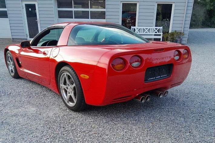 Rød Chevrolet Corvette fra 1998