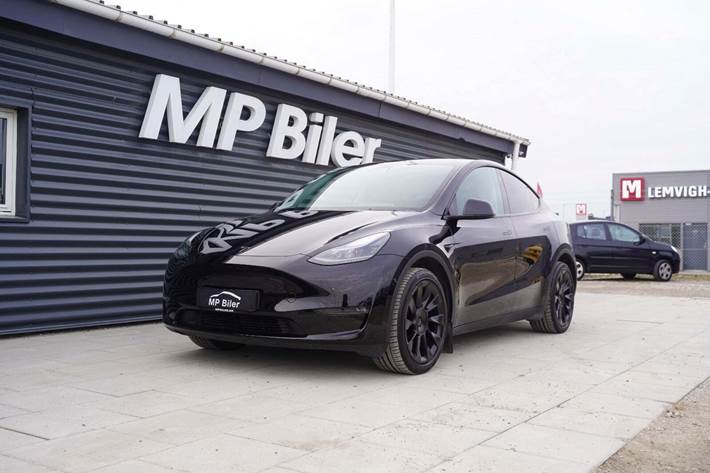 Sort Tesla Model Y fra 2023