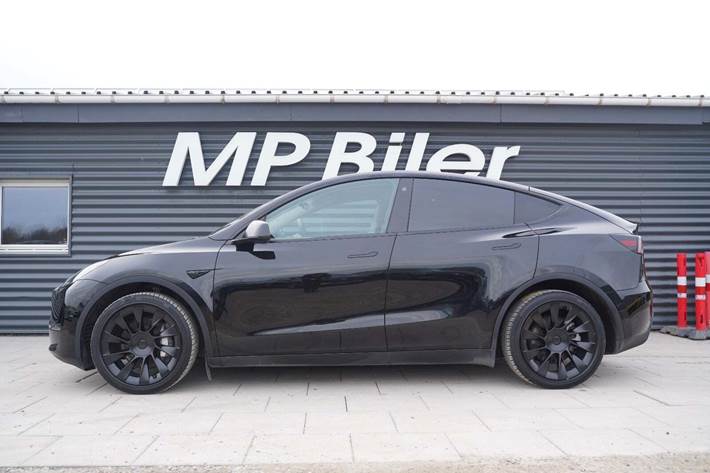 Sort Tesla Model Y fra 2023