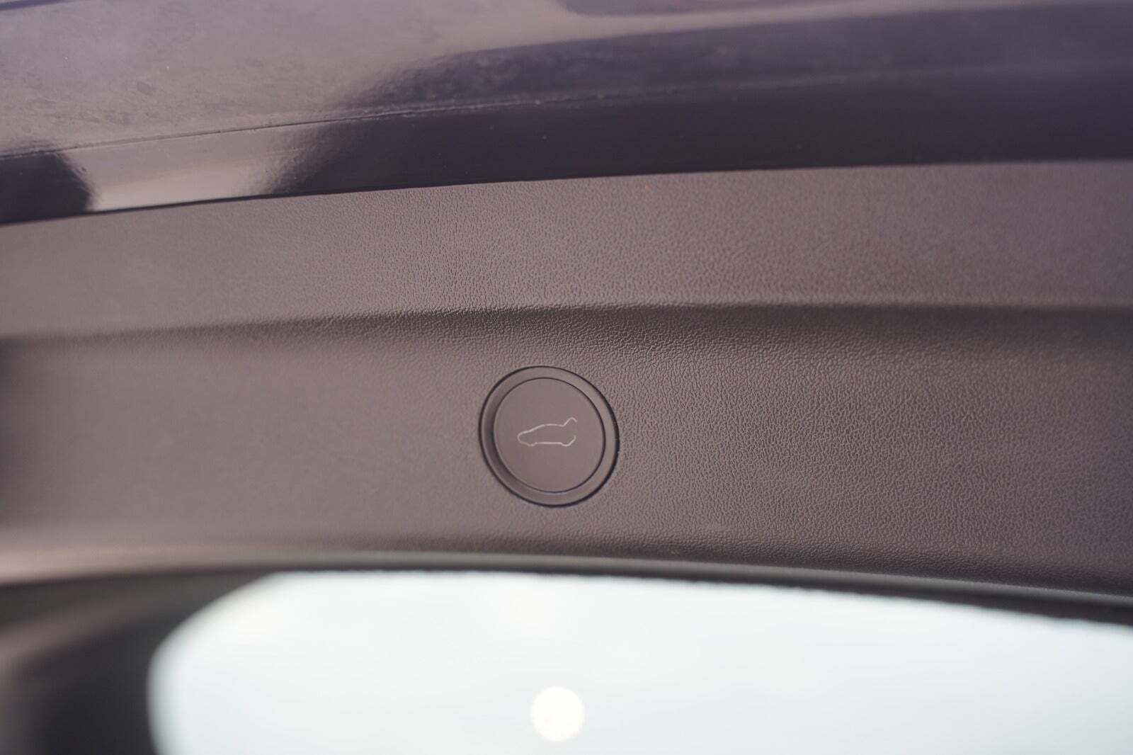 Sort Tesla Model Y fra 2023