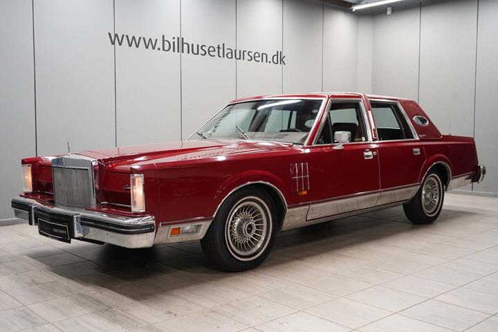 Rød Ford Lincoln Continental fra 1983 set udefra