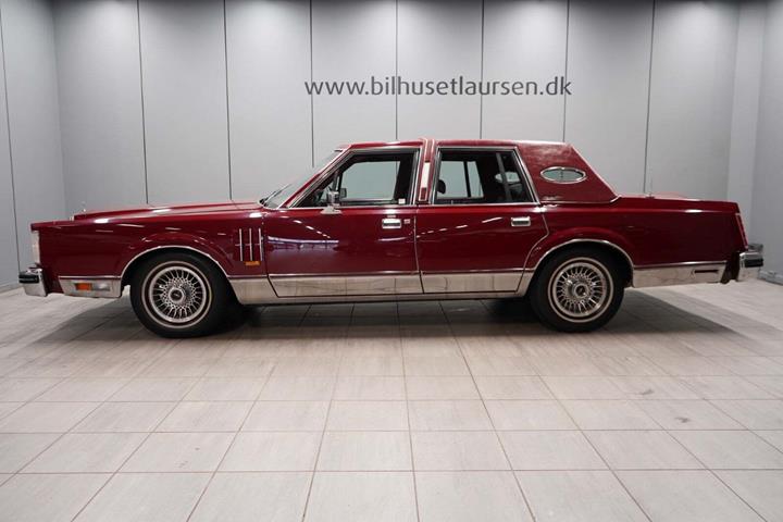 Rød Ford Lincoln Continental fra 1983 set udefra