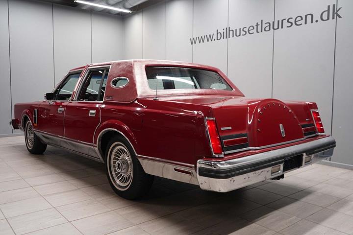 Rød Ford Lincoln Continental fra 1983 set udefra