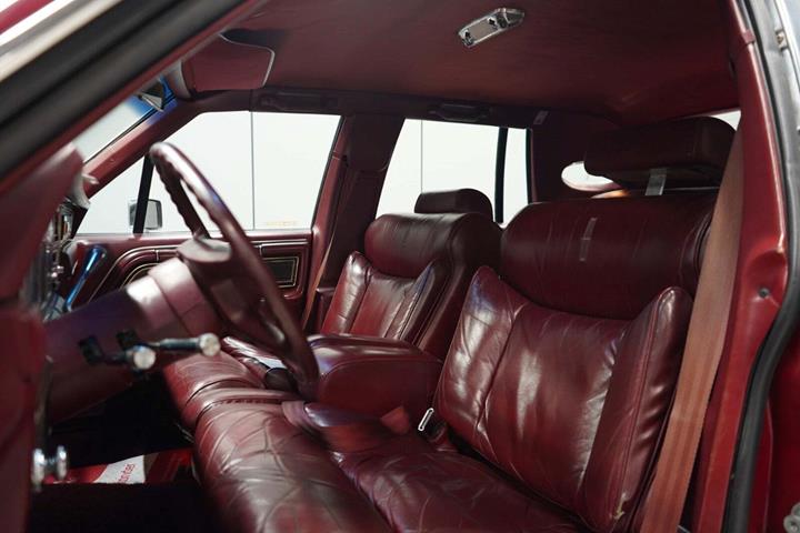 Rød Ford Lincoln Continental fra 1983 set indefra
