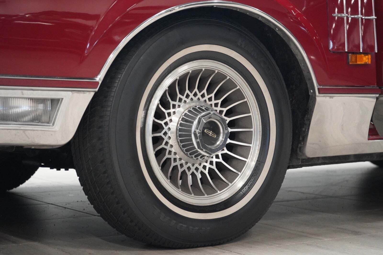 Rød Ford Lincoln Continental fra 1983