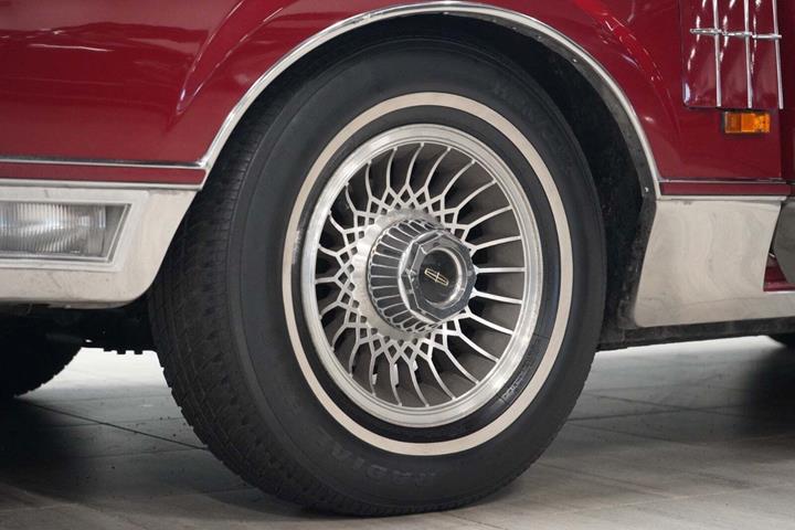 Rød Ford Lincoln Continental fra 1983