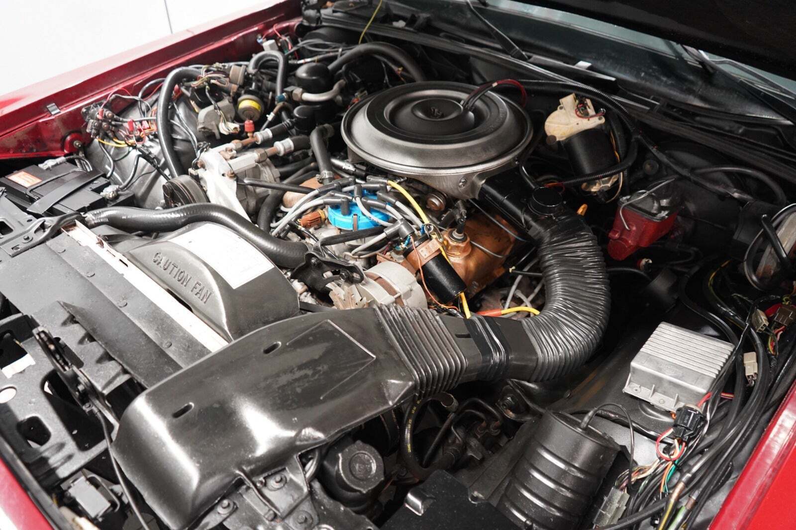 Rød Ford Lincoln Continental fra 1983