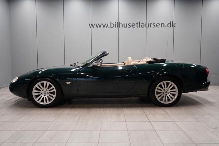 Grøn Jaguar XK fra 1998