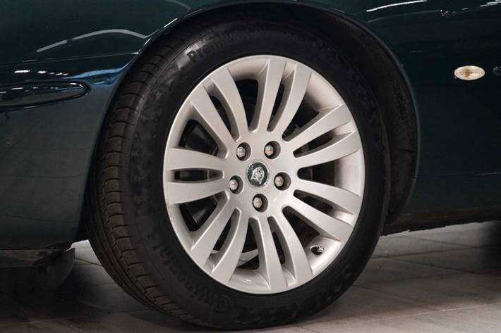 Grøn Jaguar XK fra 1998