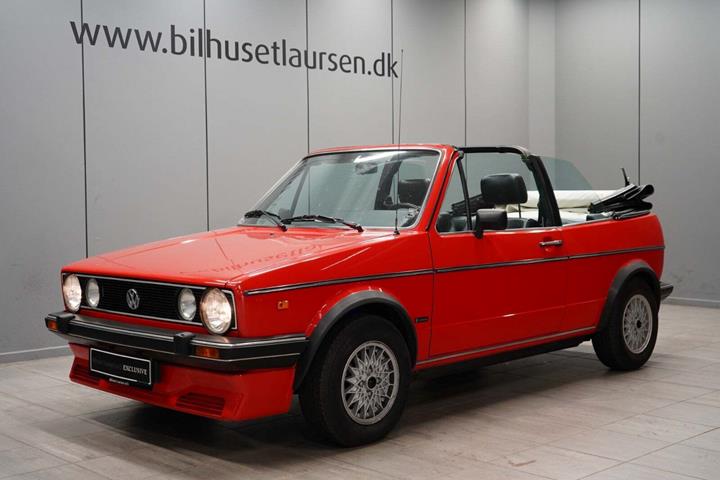 Rød VW Golf I fra 1985 set udefra