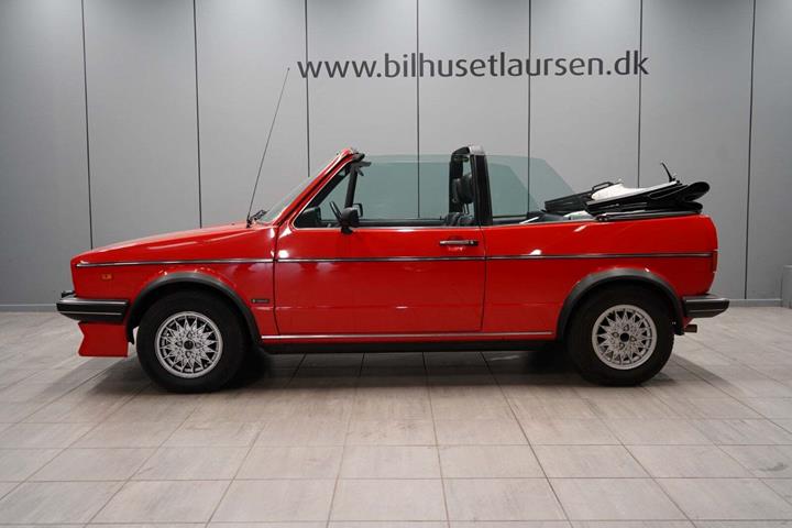 Rød VW Golf I fra 1985 set udefra