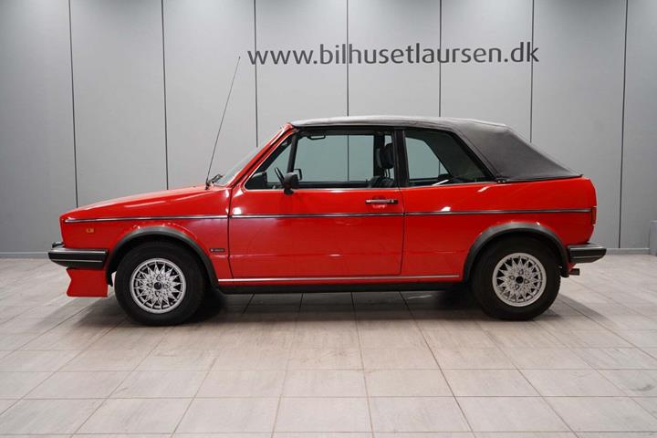 Rød VW Golf I fra 1985 set udefra