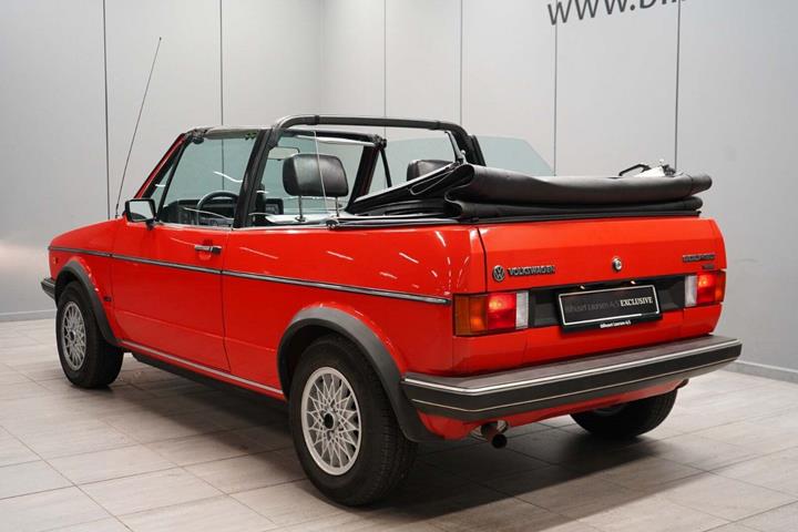 Rød VW Golf I fra 1985 set udefra
