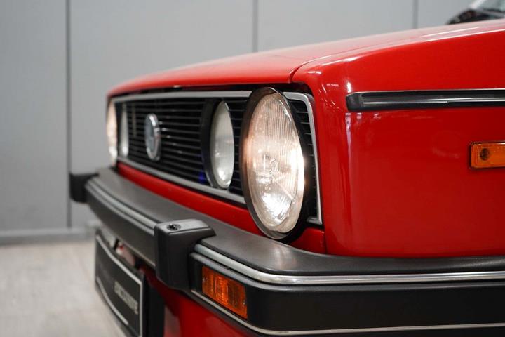 Rød VW Golf I fra 1985 set udefra