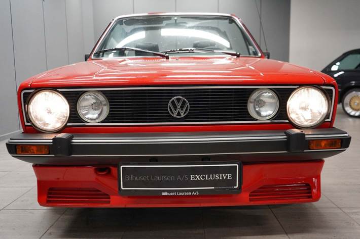 Rød VW Golf I fra 1985 set udefra
