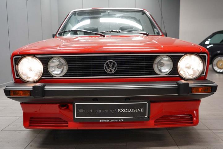 Rød VW Golf I fra 1985 set udefra