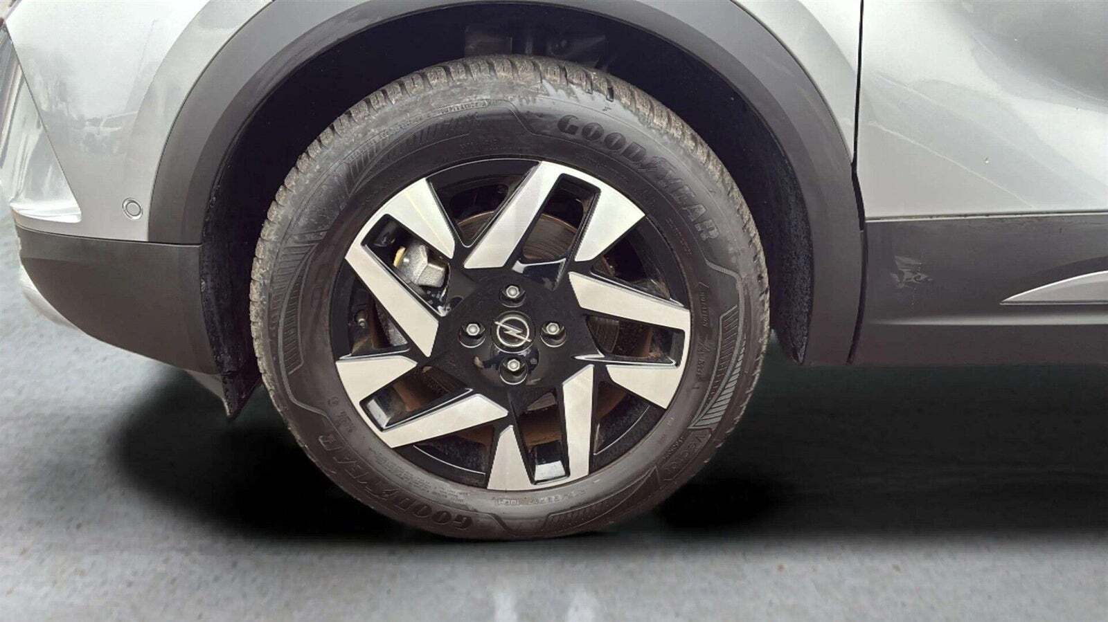 Sølv Opel Mokka-e fra 2023