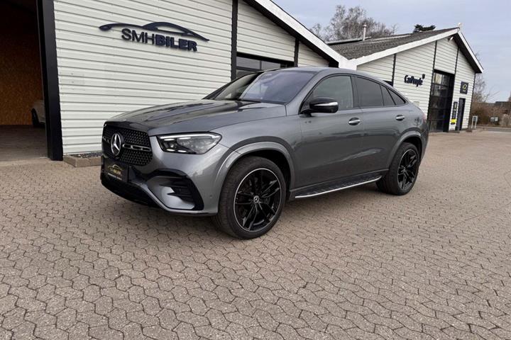 Grå Mercedes GLE350 de fra 2024 set udefra