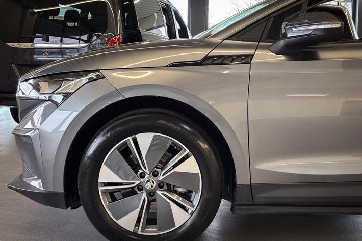 Grå Skoda Enyaq fra 2024