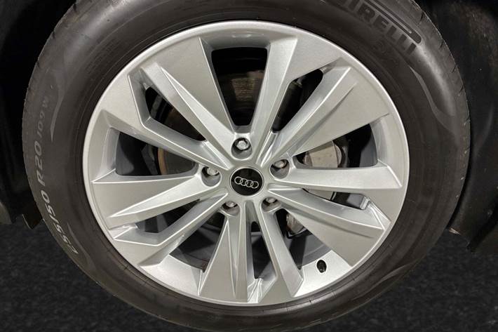 Grå Audi Q6 e-tron fra 2025