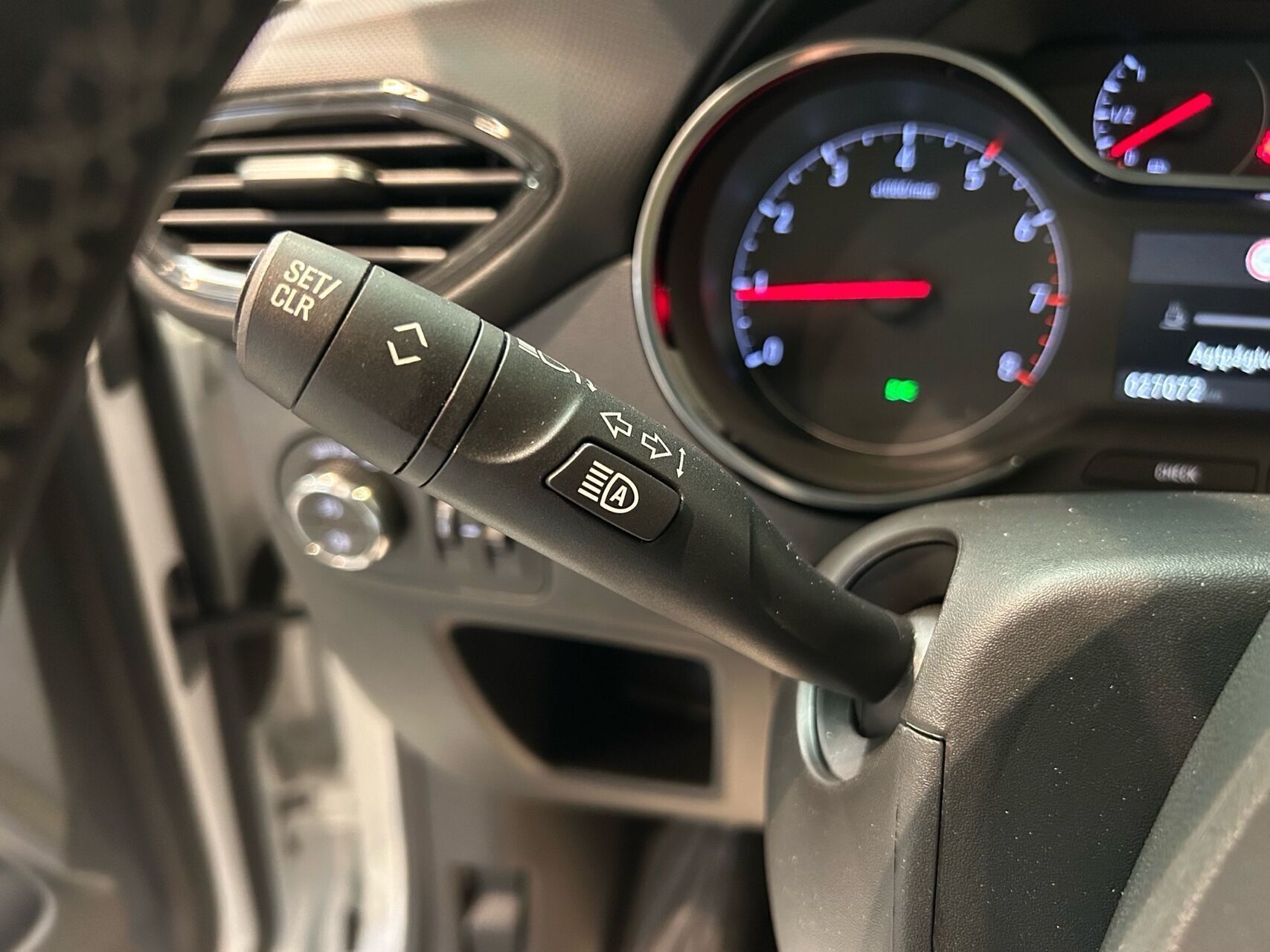 Hvid Opel Crossland fra 2023