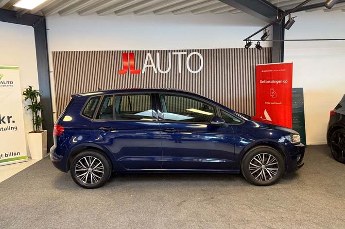 Blå VW Golf Sportsvan fra 2017