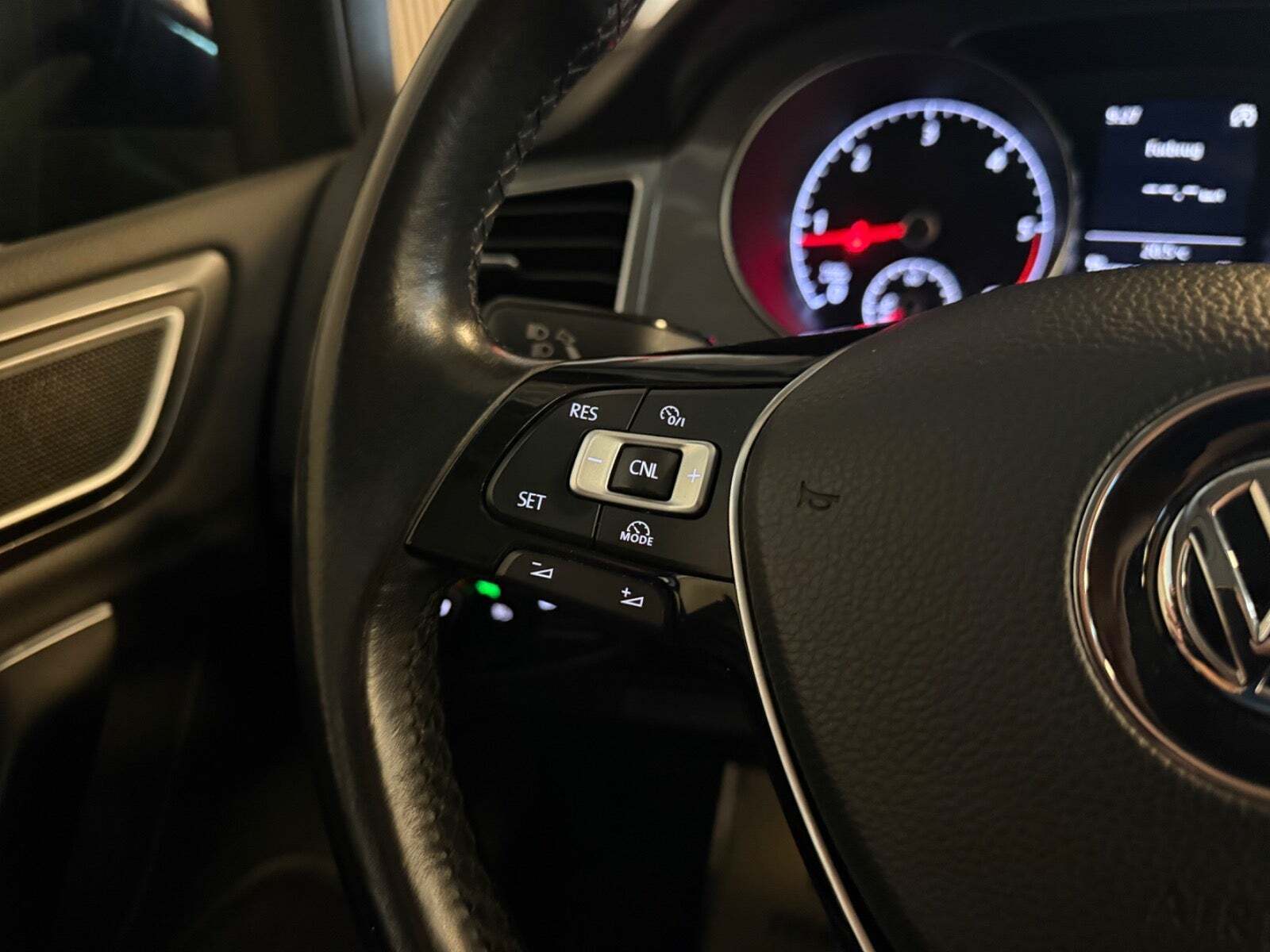 Blå VW Golf Sportsvan fra 2017