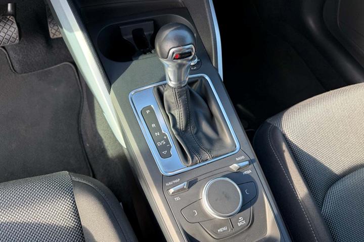 Grå Audi Q2 fra 2019