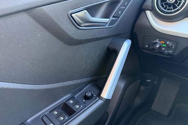 Grå Audi Q2 fra 2019