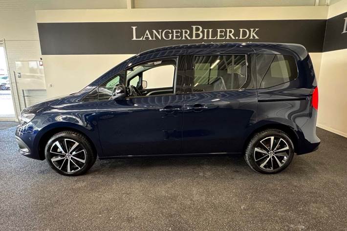 Blå Mercedes EQT200 fra 2023