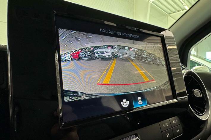 Blå Mercedes EQT200 fra 2023