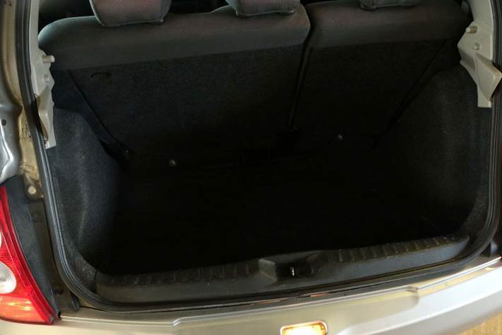 Grøn Nissan Micra fra 2004