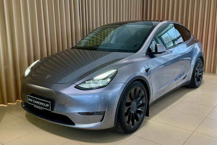 Sølv Tesla Model Y fra 2023
