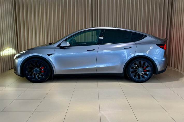 Sølv Tesla Model Y fra 2023
